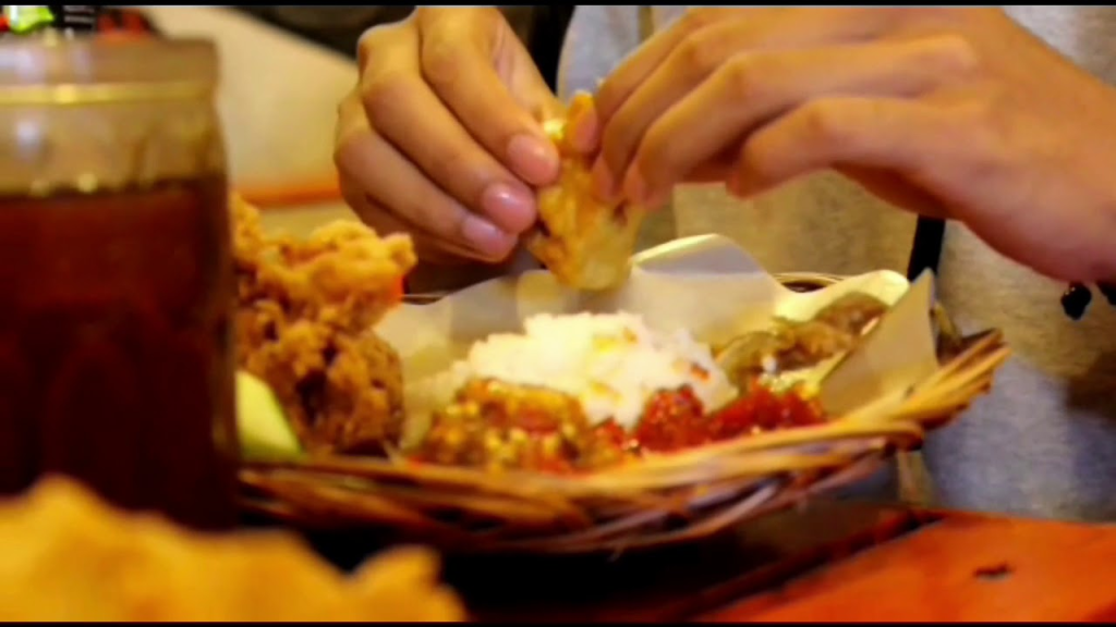 makan menggunakan tangan 